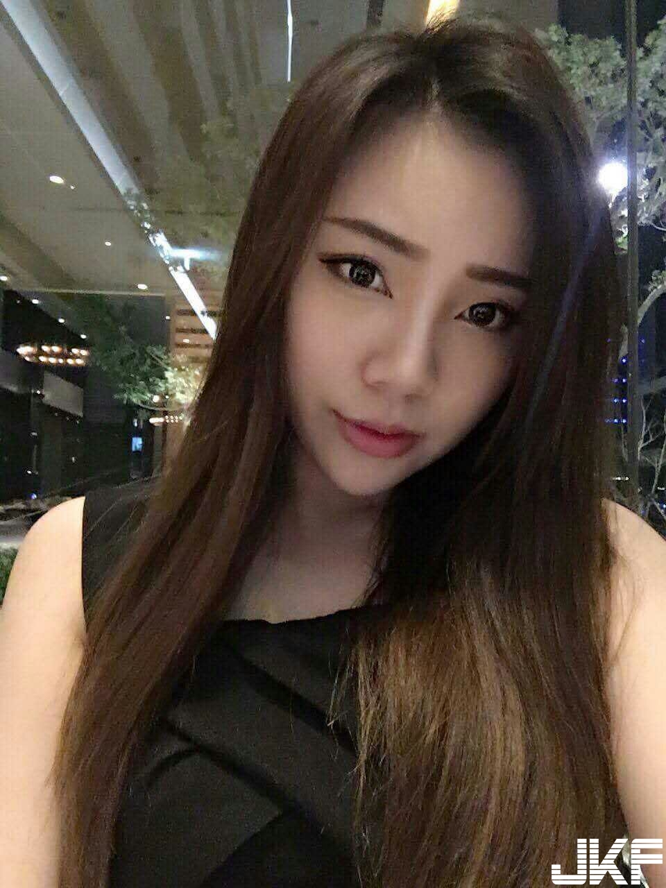 Why is Emma so good with her body and face?-第1章-图片2