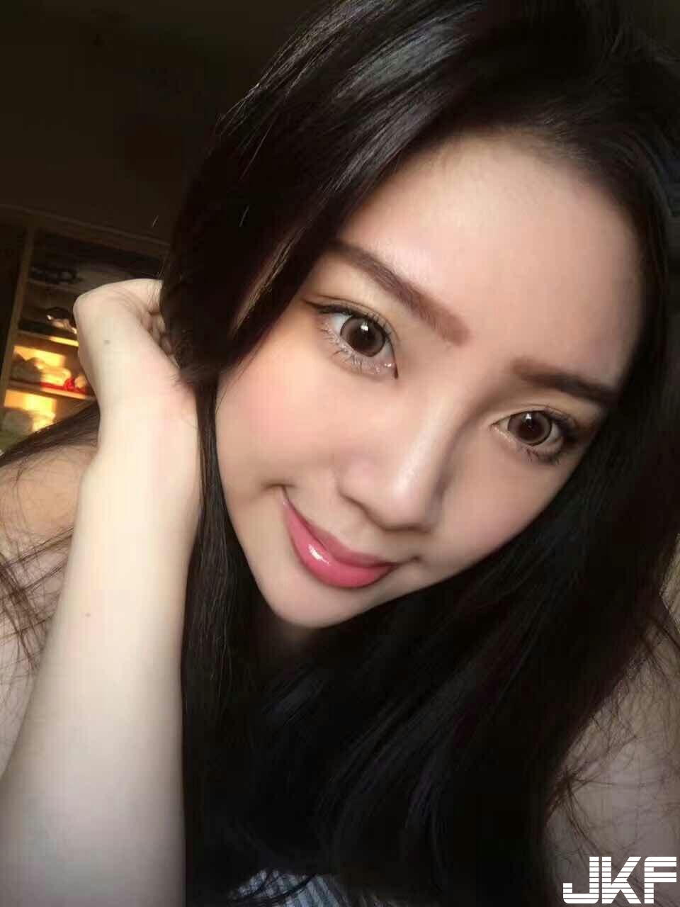 Why is Emma so good with her body and face?-第1章-图片3