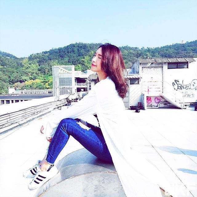 Chloe Hsu's beautiful legs and power broken eyes... netizen: too violent...-第1章-图片1