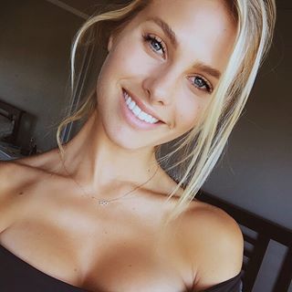 Blonde eyes NatalieJayneRoser put on that bikini jacket and it's almost unable to stand...-第1章-图片1