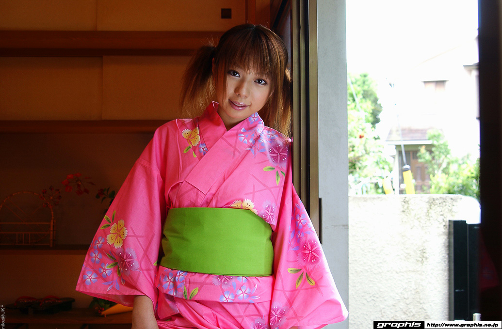 萌樣雙馬尾浴衣露出絕好身材夠嫵媚 桃子美優-第1章-图片1