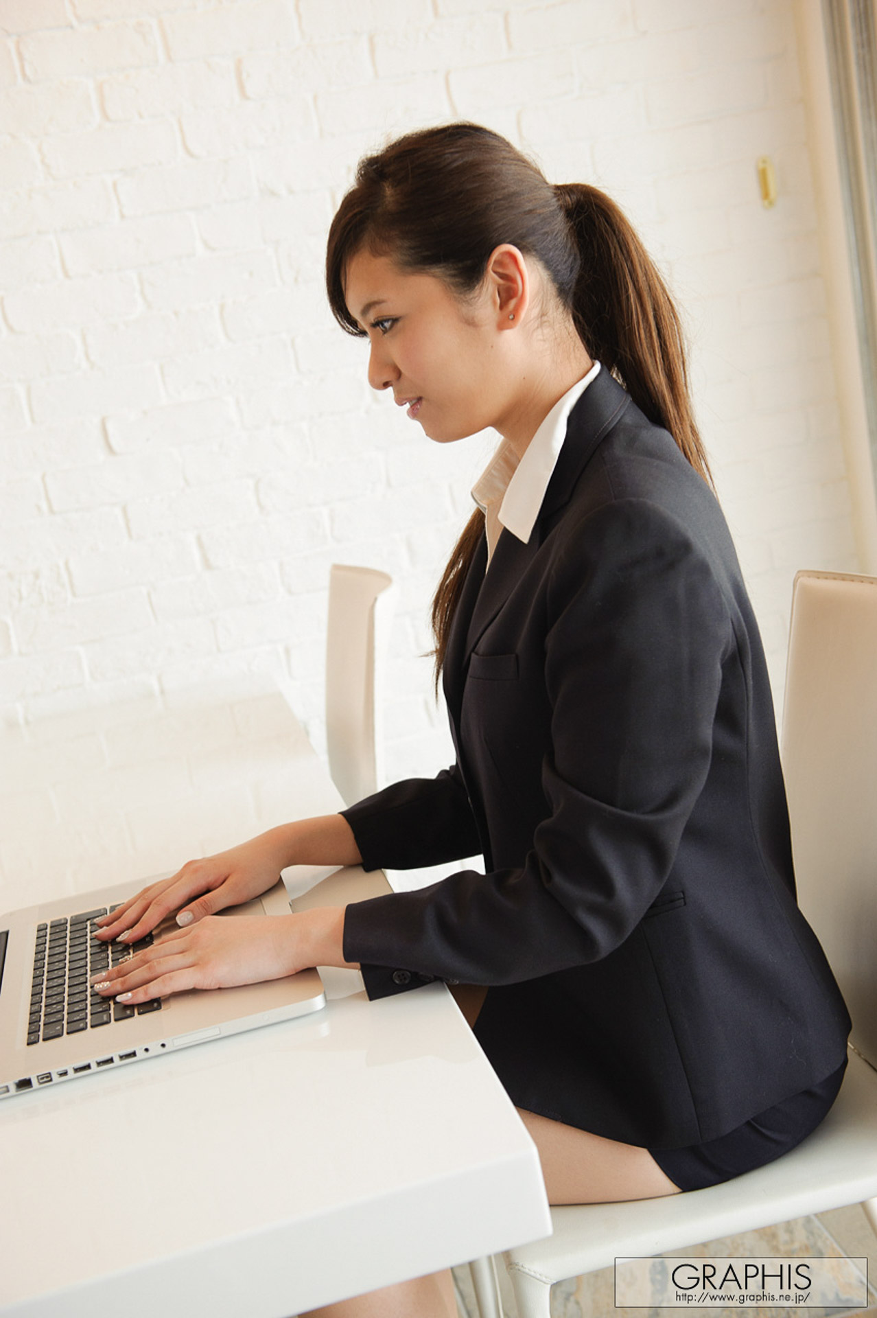 OL私藏絕美身材實在凍未條 春日由衣-第1章-图片2