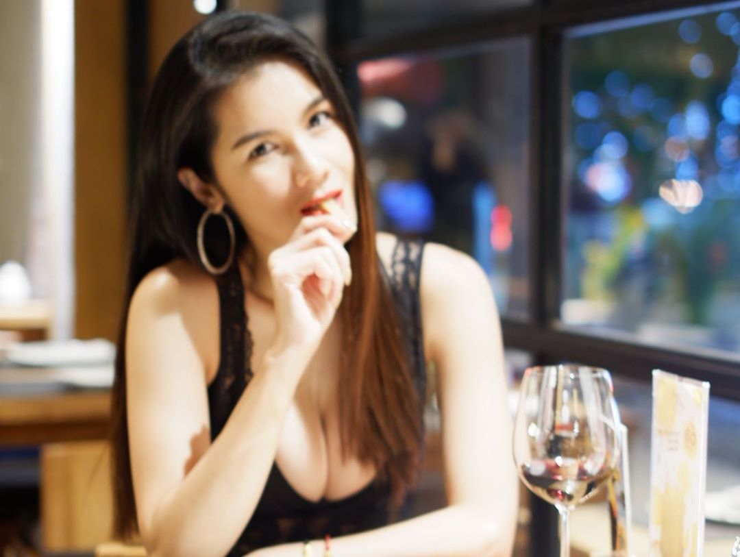 超深乳溝好顯眼 迷人身姿色氣滿滿-第1章-图片1