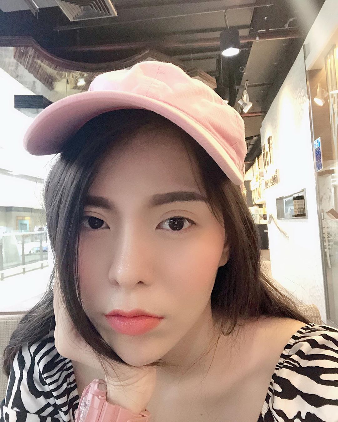 豪放美胸大方開露 俏麗泰國姊不害躁