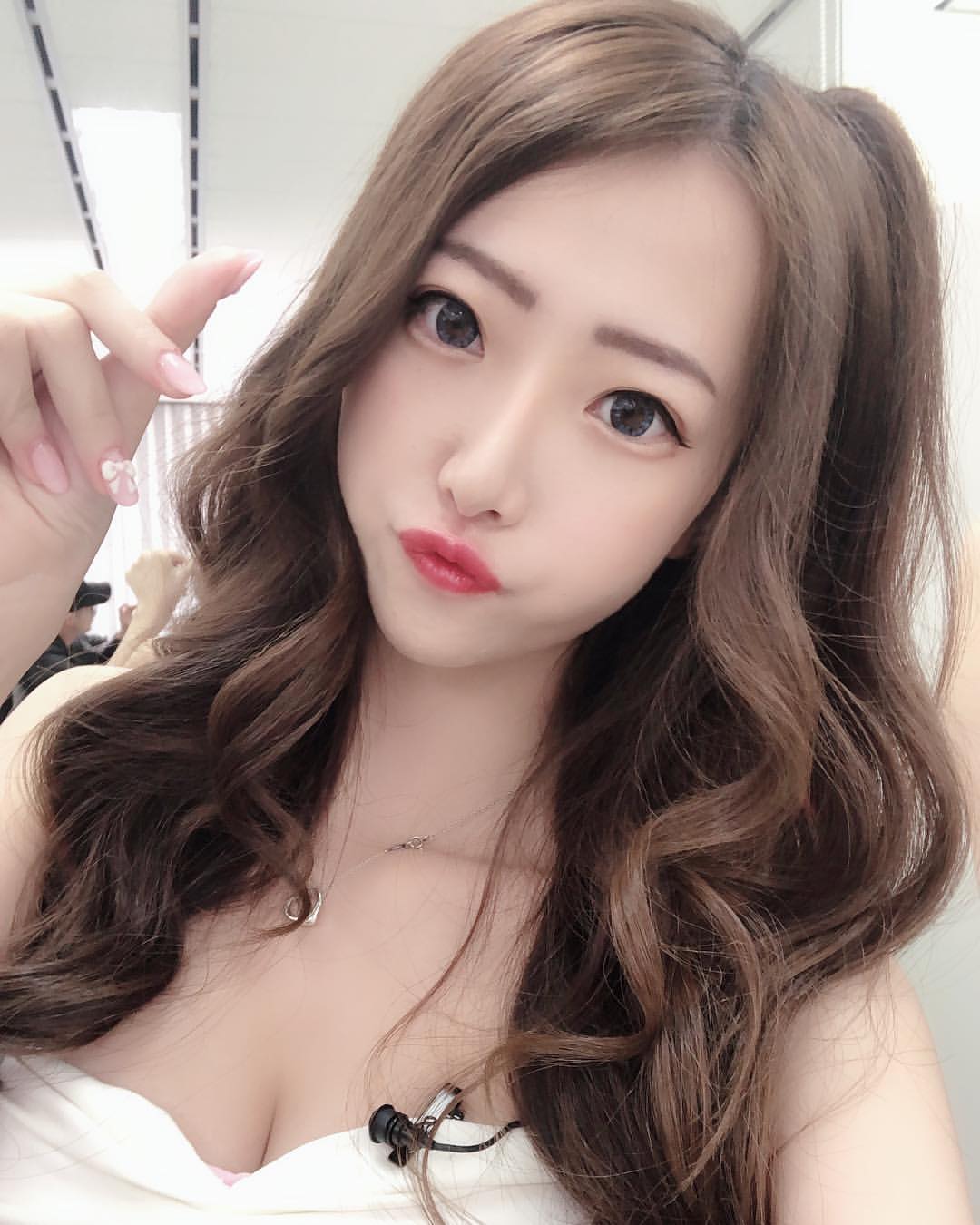 甜心正妹吳芸帆勾椎模樣實在惹人疼惜-第1章-图片3