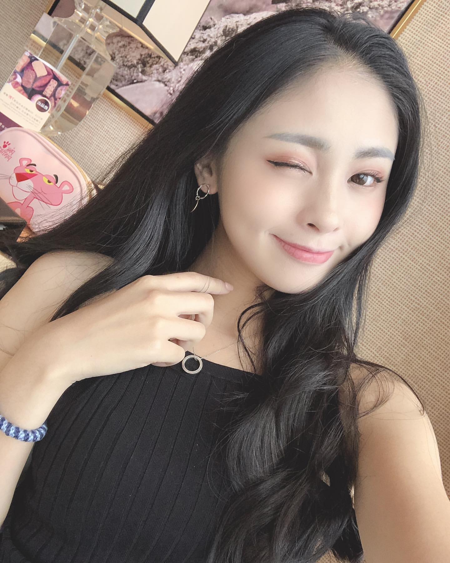 展場模特兒語倩甜而不膩的外型讓人看了好放鬆-第1章-图片2