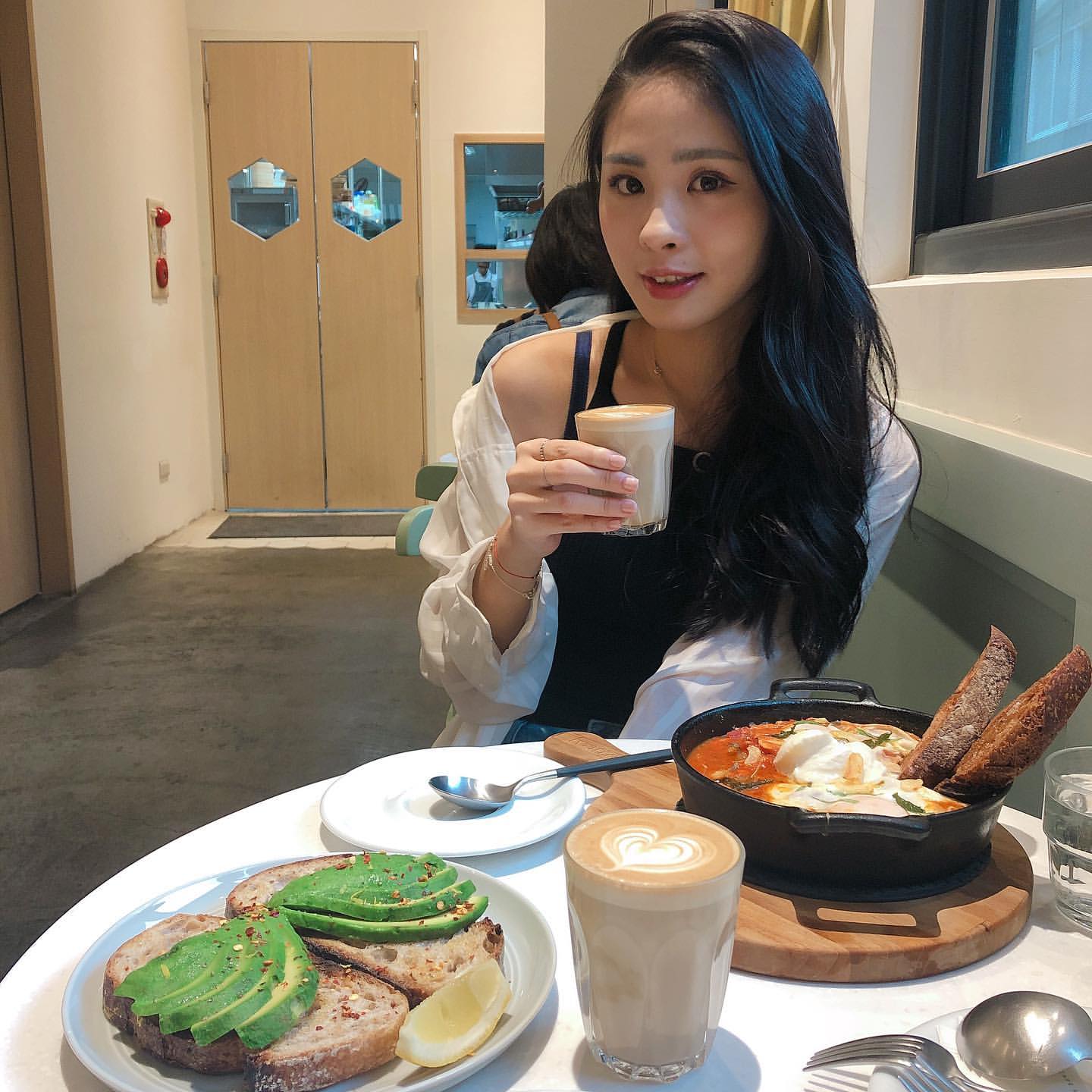 展場模特兒語倩甜而不膩的外型讓人看了好放鬆-第1章-图片3