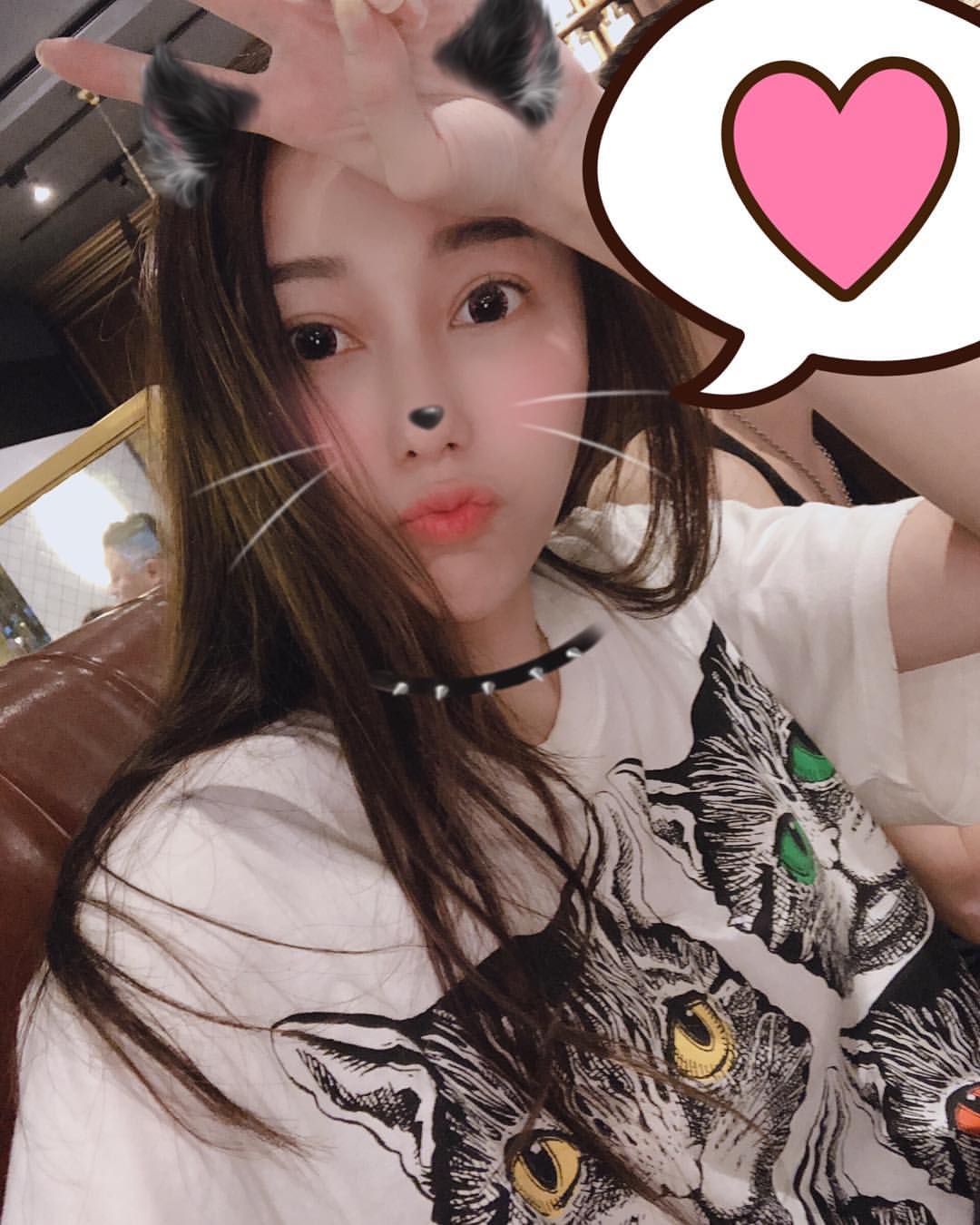Mia wears super seductive sexy sleeping clothes.-第1章-图片2