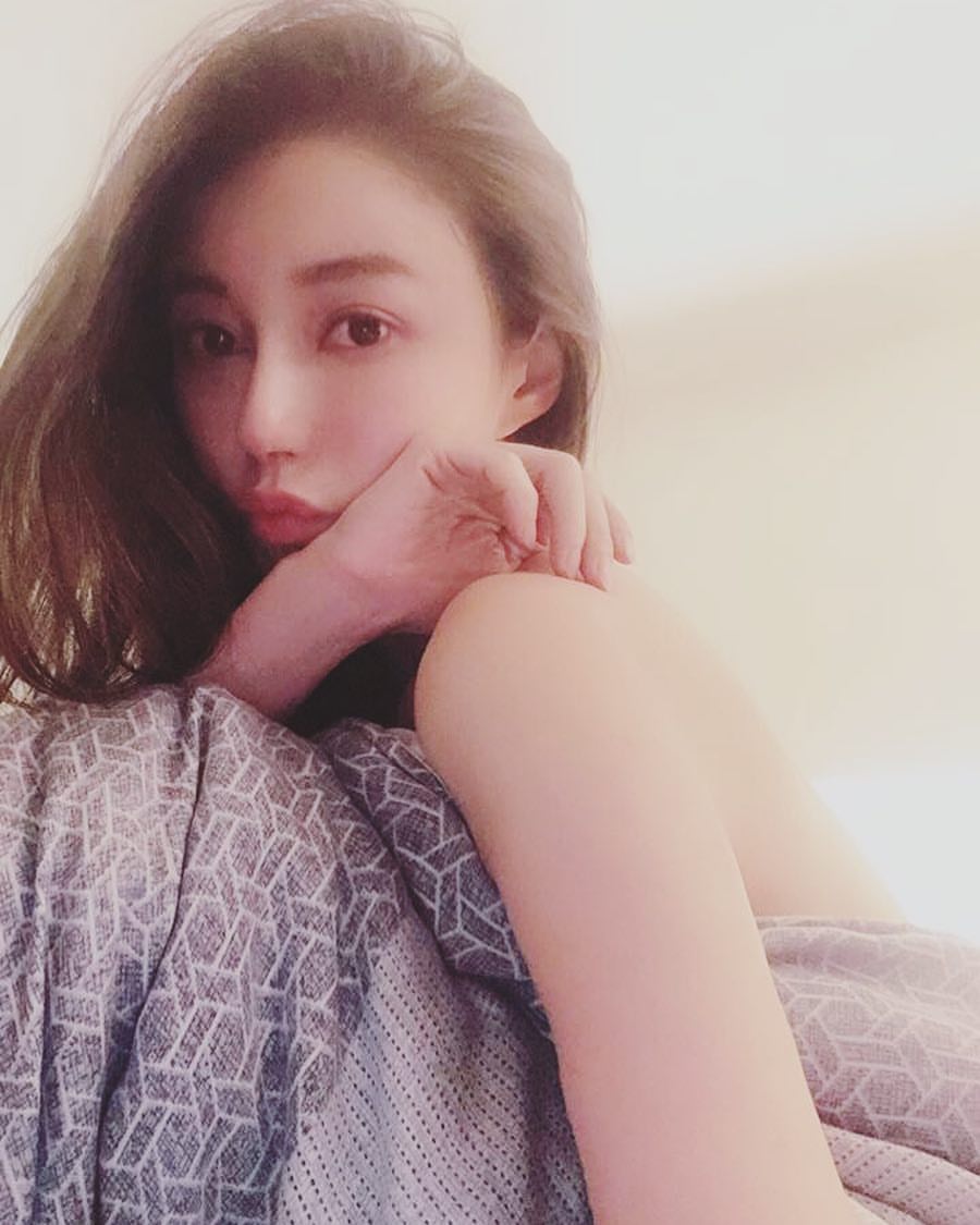 Mia wears super seductive sexy sleeping clothes.-第1章-图片6