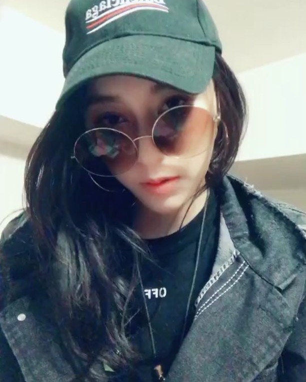 Mia wears super seductive sexy sleeping clothes.-第1章-图片5