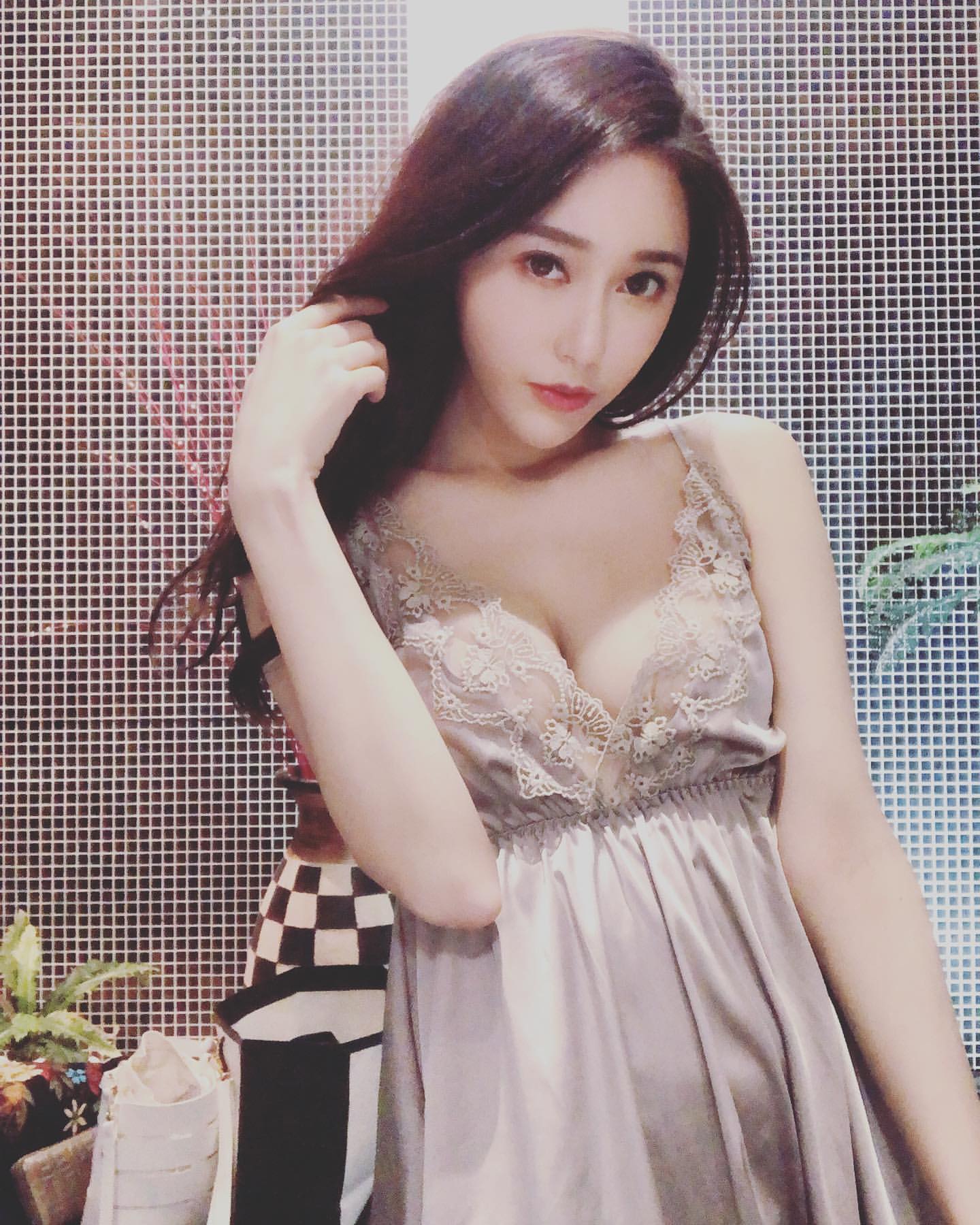 Mia wears super seductive sexy sleeping clothes.-第1章-图片12