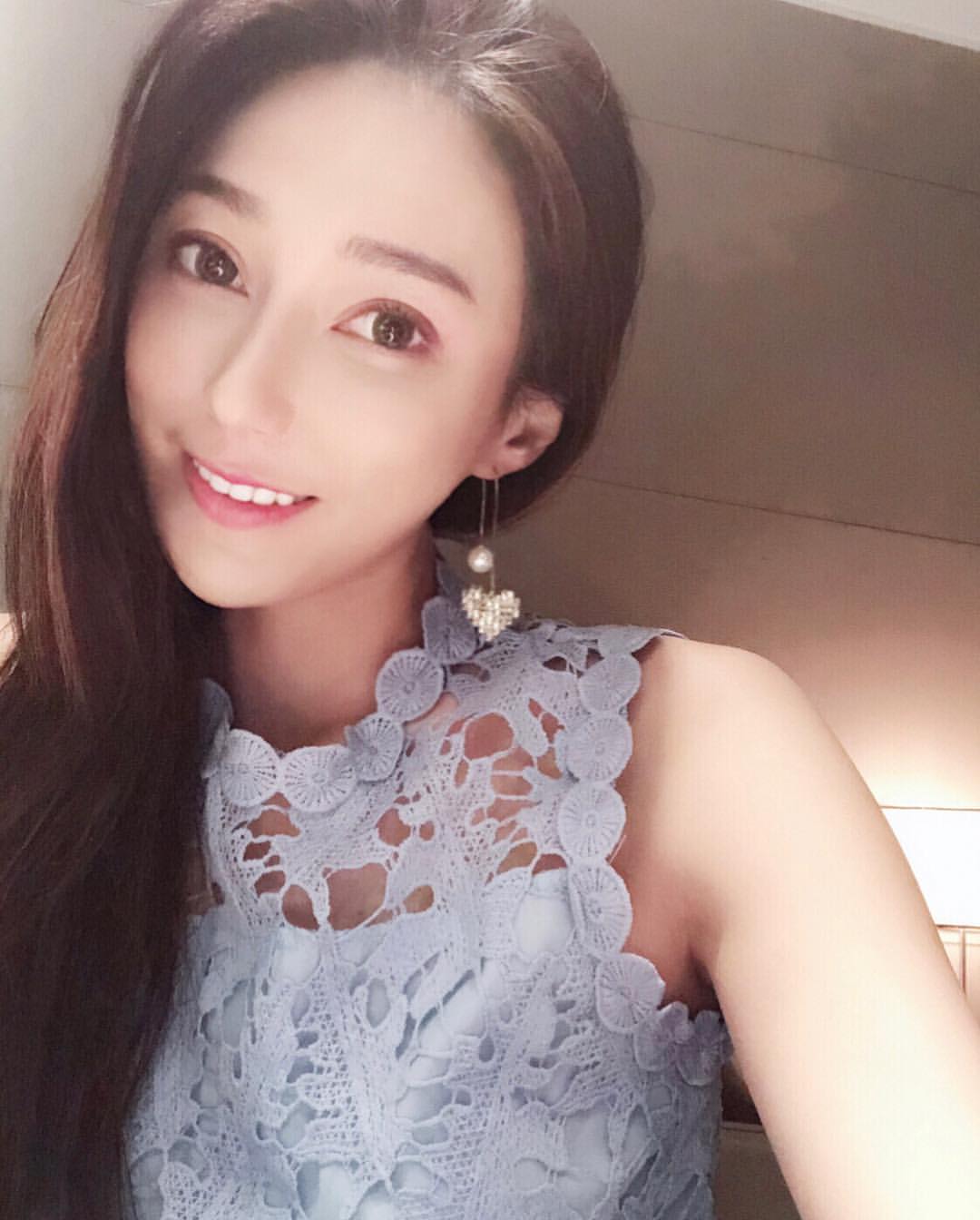 Mia wears super seductive sexy sleeping clothes.-第1章-图片9