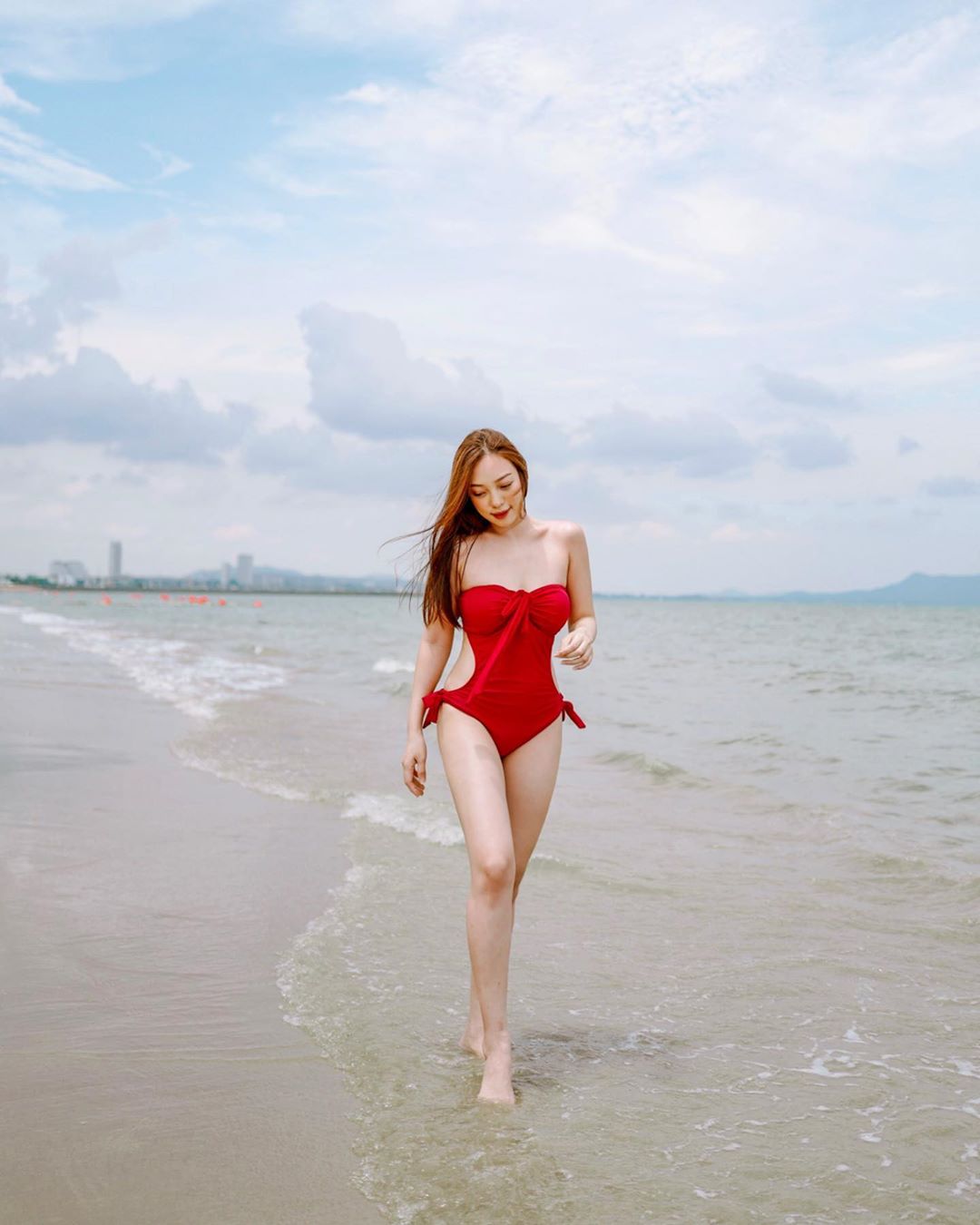 狂曬白嫩大奶 清純火辣泰國妹讓網友暴動