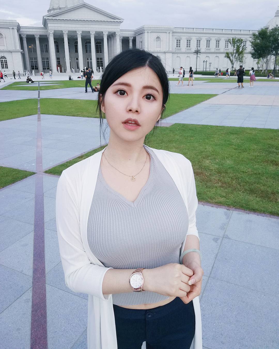 At the end of the day, wearing clothes will make you feel infinite.-第1章-图片3