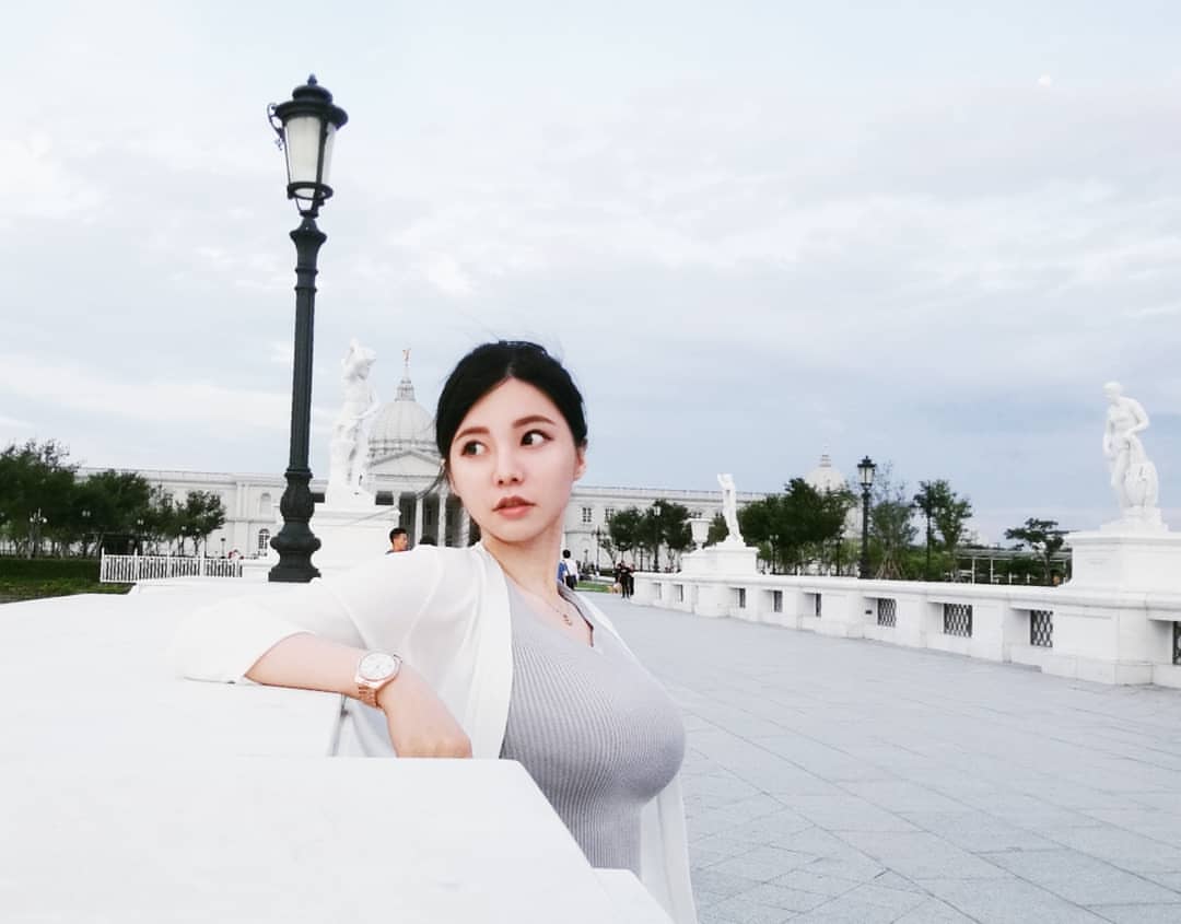 At the end of the day, wearing clothes will make you feel infinite.-第1章-图片6