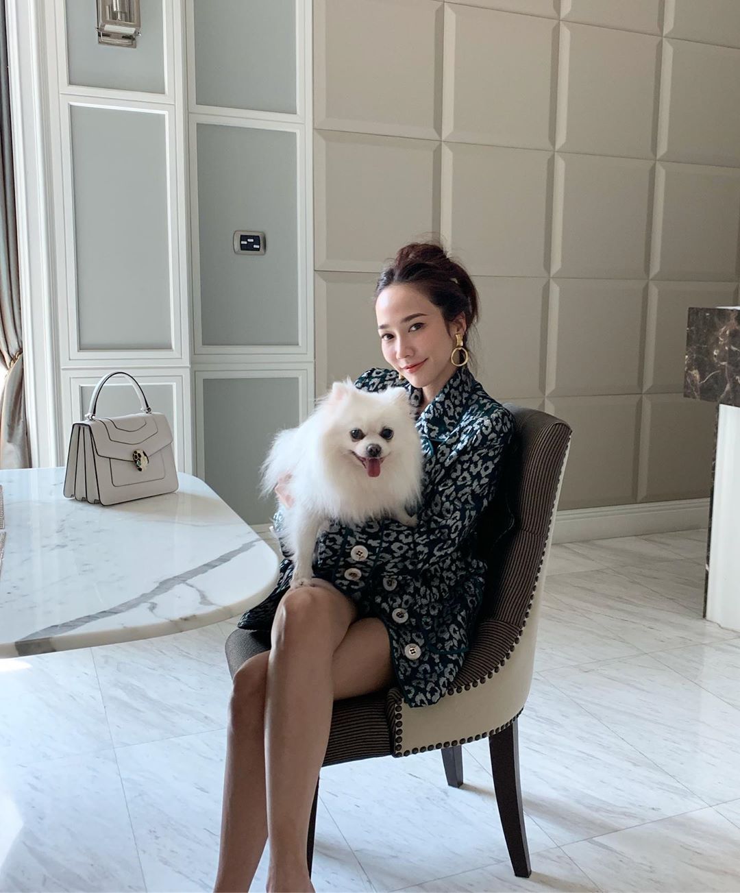 美腿姐姐不吝展現魅力 勾魂眼神辣到破表-第1章-图片2