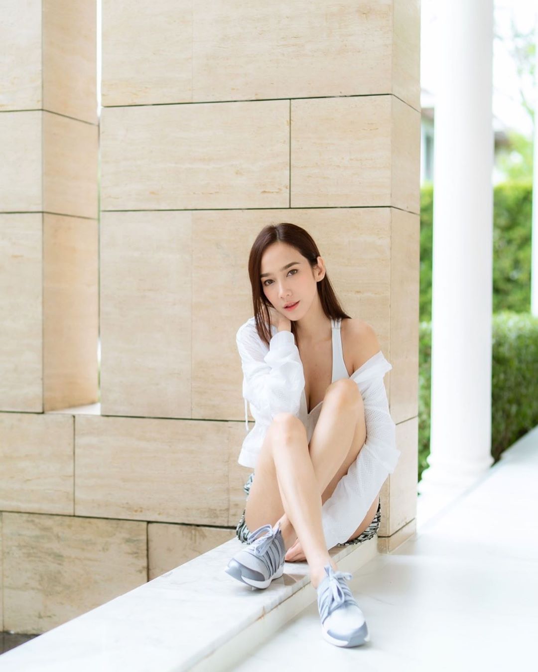 美腿姐姐不吝展現魅力 勾魂眼神辣到破表