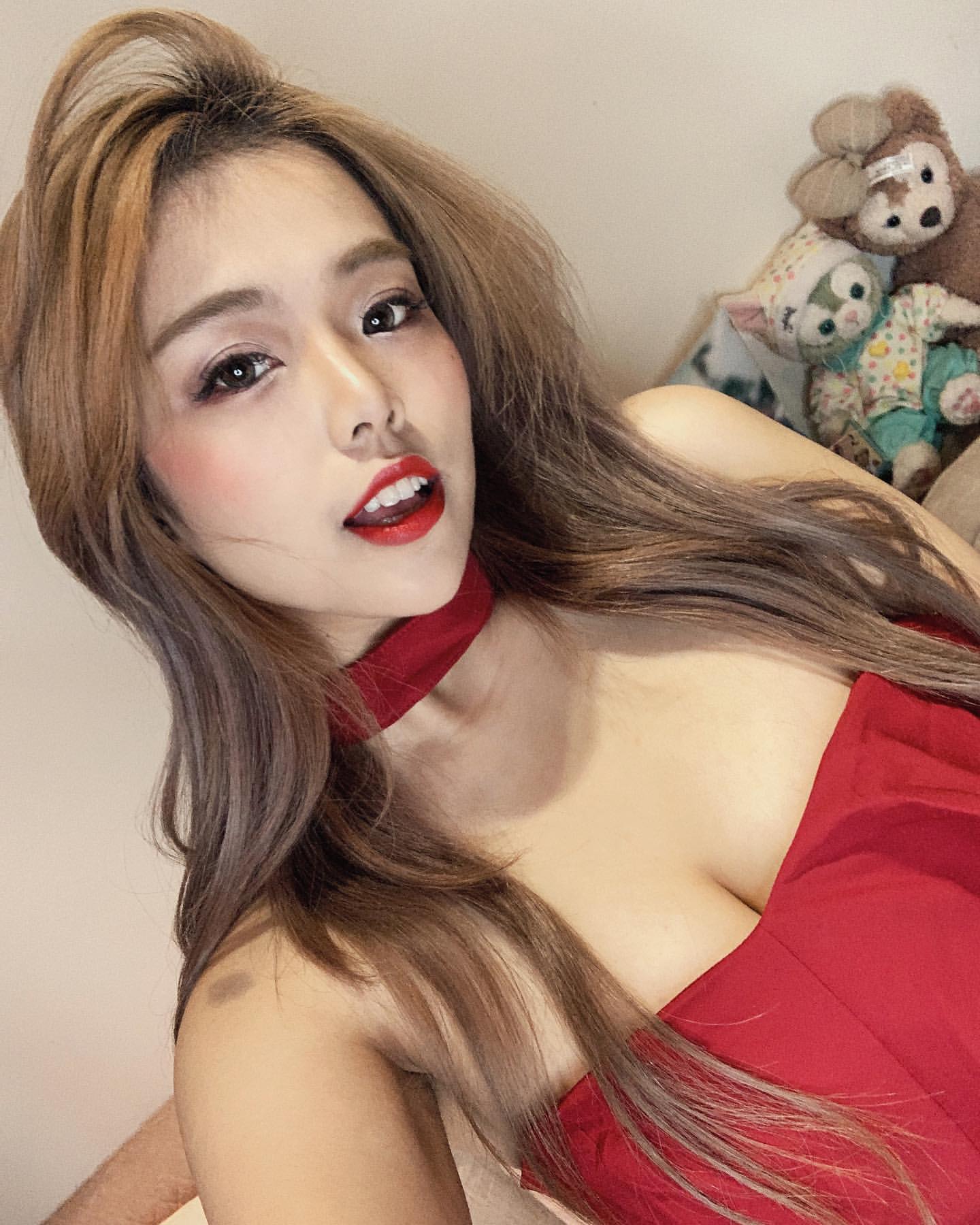 緹芝大方展露超深乳溝讓人看了心癢癢-第1章-图片3