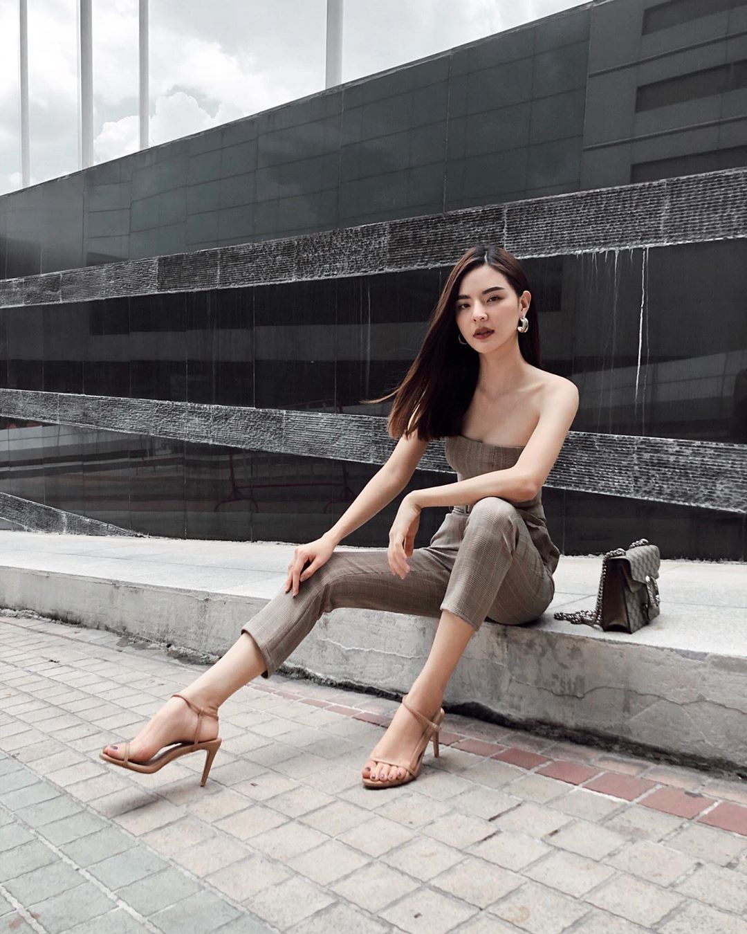 超殺氣質爆棚 纖長蜜腿曲線天然完全罩不住