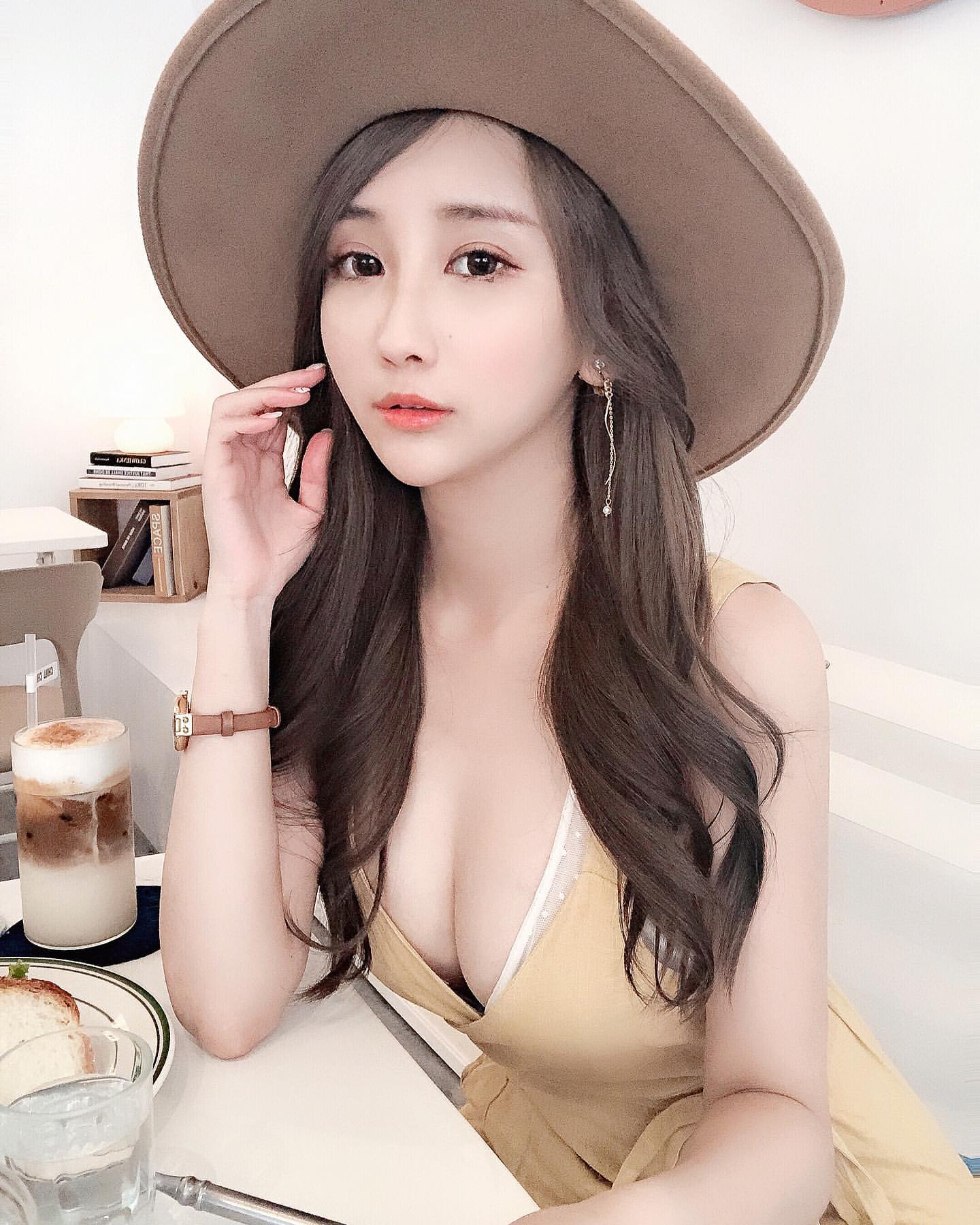 巨乳女神Amilus映入眼簾的超深乳溝誰受的了-第1章-图片2