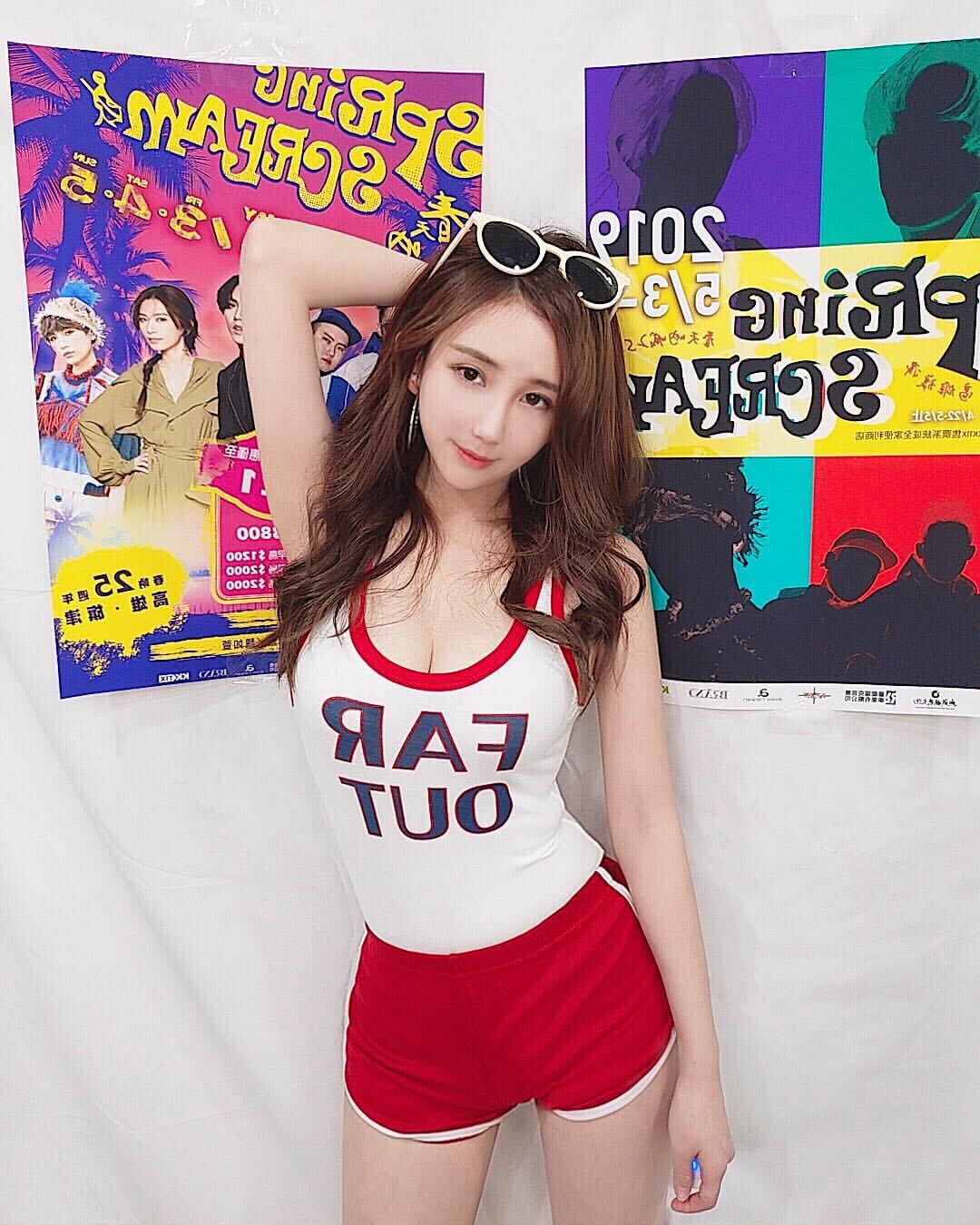 巨乳女神Amilus映入眼簾的超深乳溝誰受的了-第1章-图片1