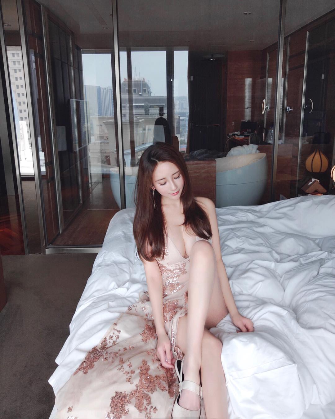 巨乳女神Amilus映入眼簾的超深乳溝誰受的了-第1章-图片12