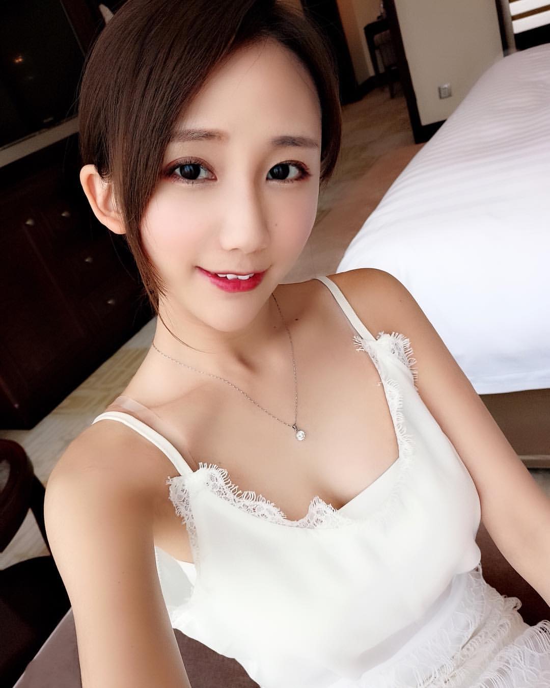 巨乳女神Amilus映入眼簾的超深乳溝誰受的了-第1章-图片16