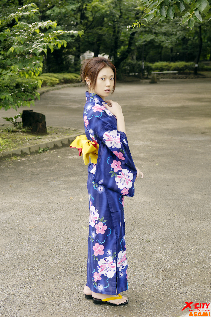 空靈眼神配備高挑身材 白雪美肌讓人多看一眼 亜紗美