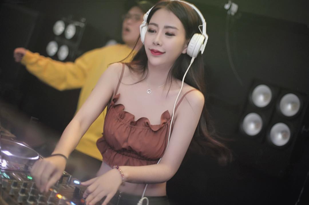 美乳DJ糖糖大露火辣性感曲線震撼全場-第1章-图片4