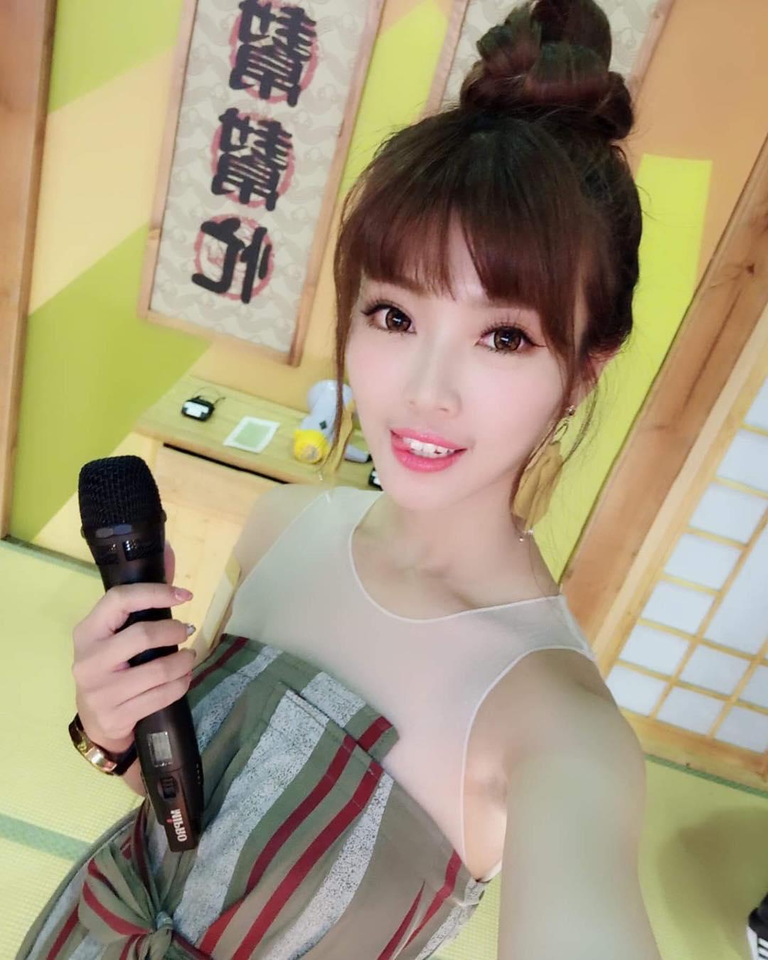 Katie teaches English very hard.-第1章-图片4