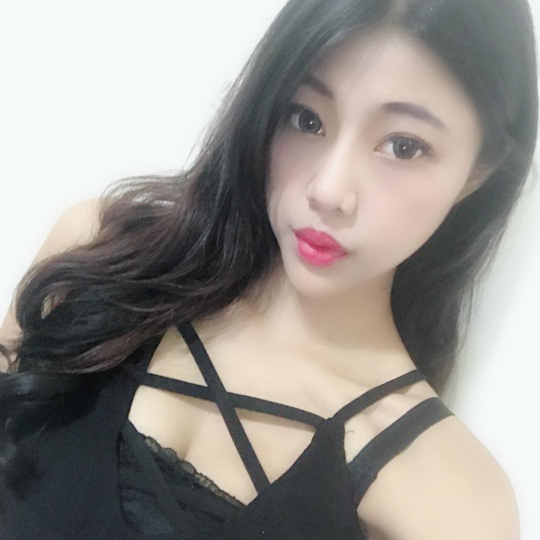大眼正妹Mina神情迷濛模樣好勾人-第1章-图片1