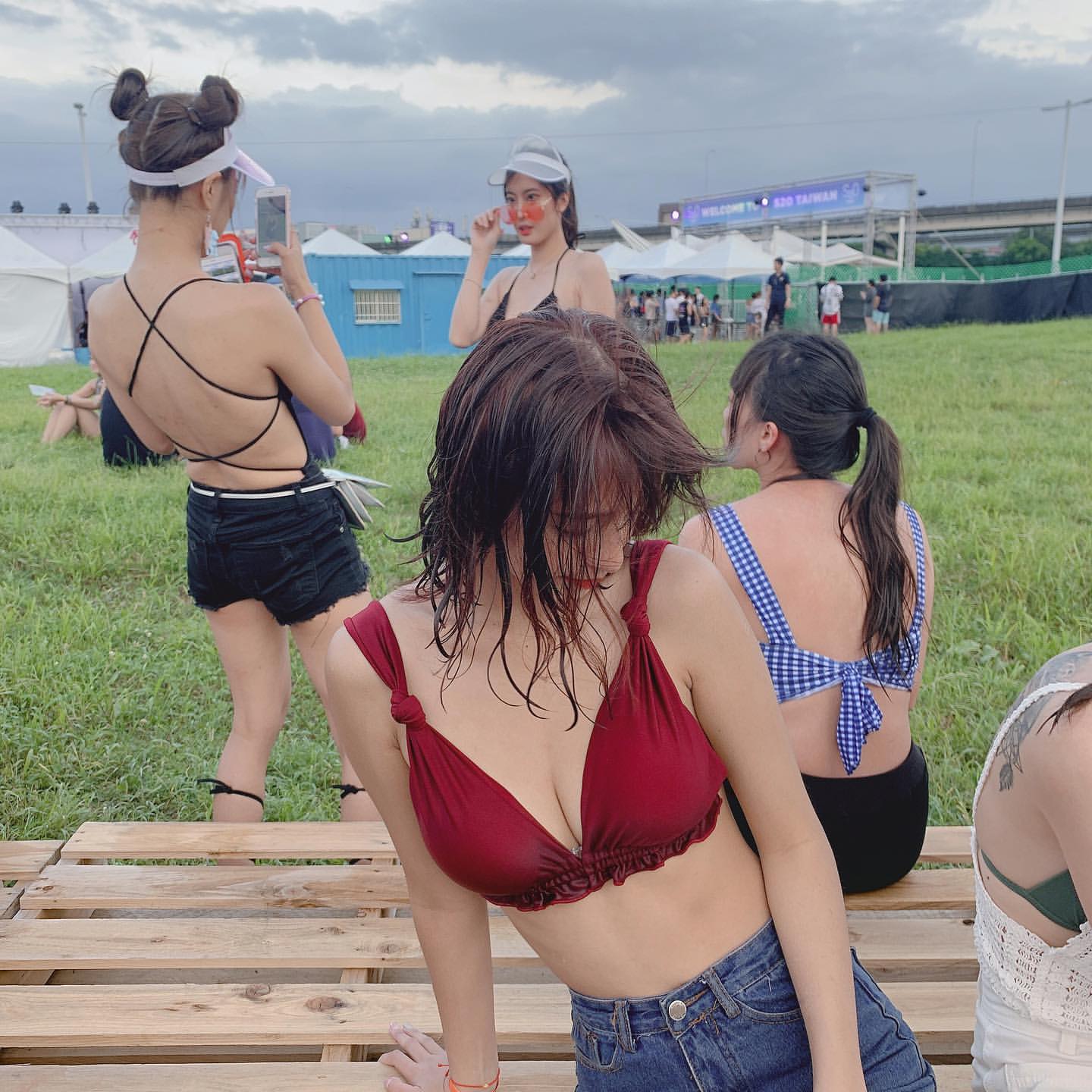 新生代正妹狂秀出超深乳溝實在引人遐想-第1章-图片10