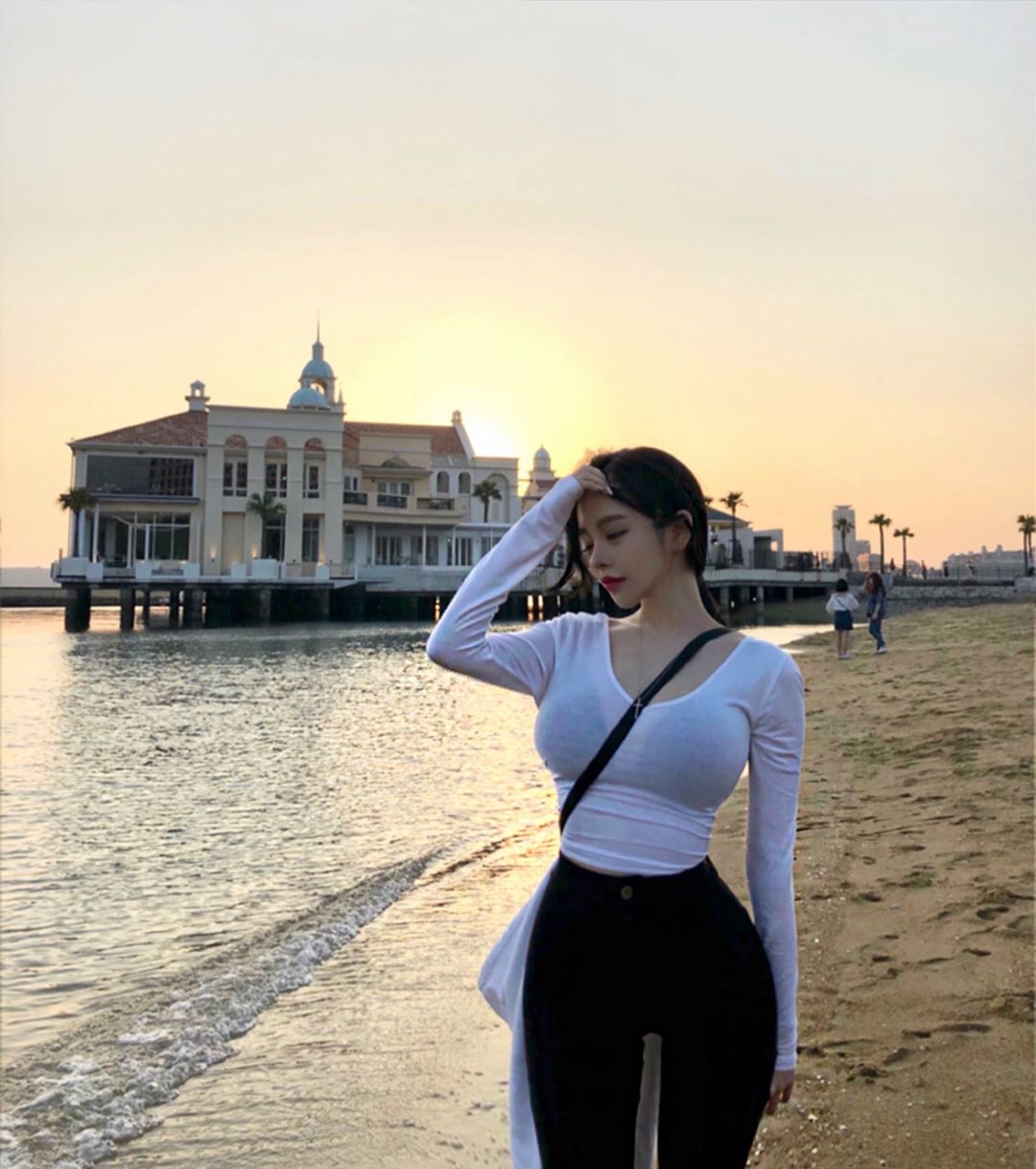 乳量豐沛美乳小甜心 解放深溝好養眼-第1章-图片6