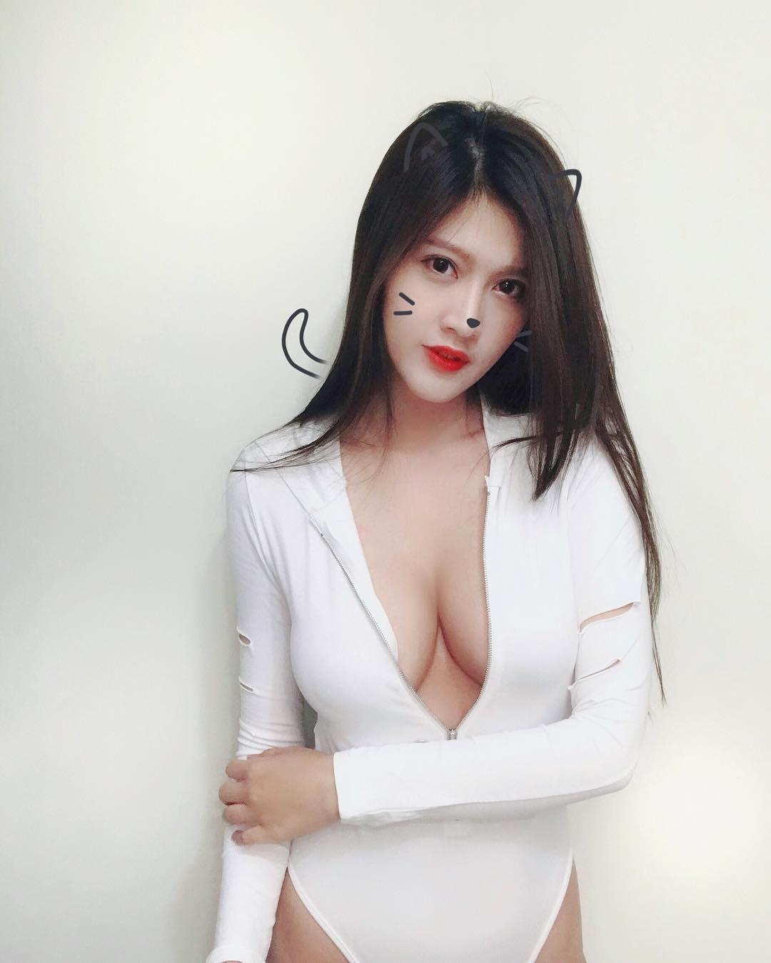 庭羽Doris 極致深V讓你一路相隨-第1章-图片12
