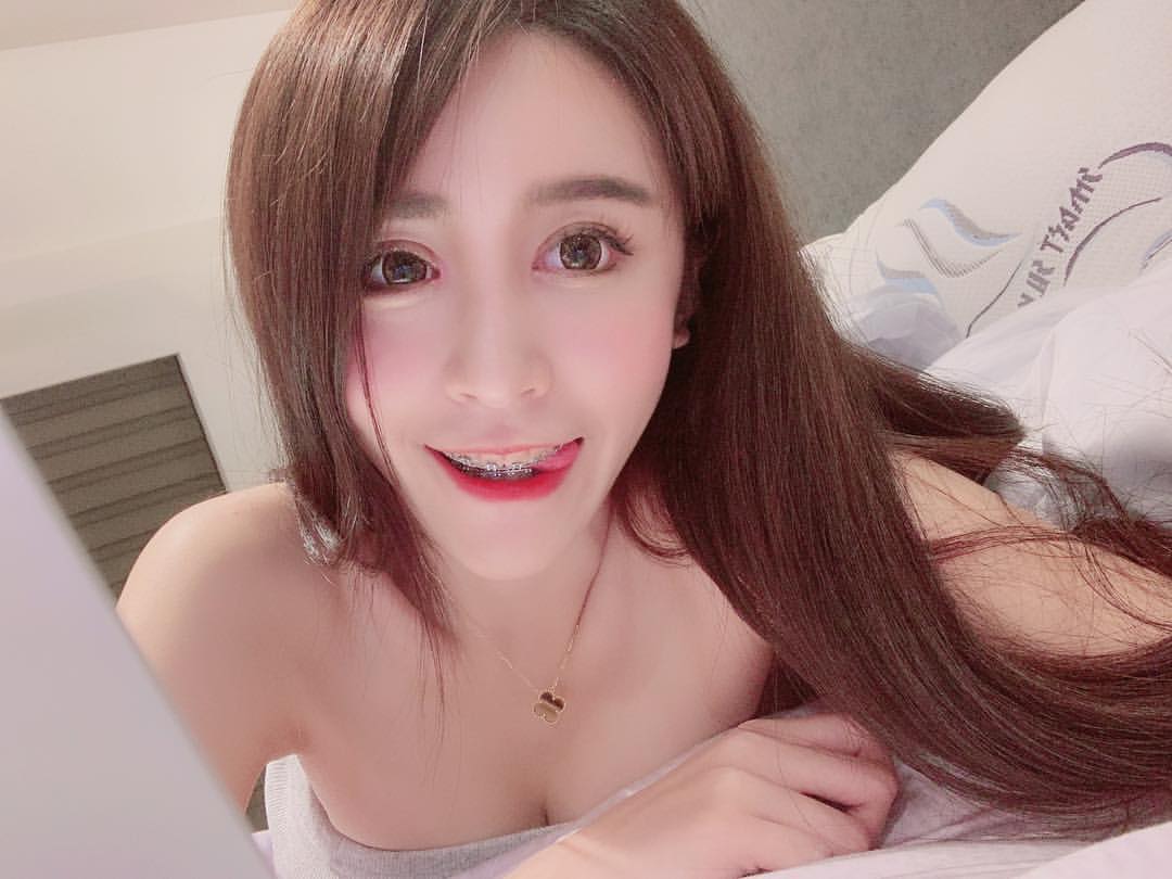 The white-coloured girl shocked the whole scene.-第1章-图片5
