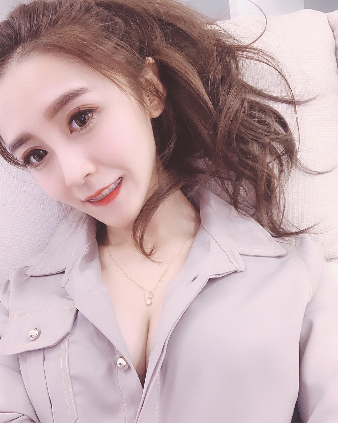 The white-coloured girl shocked the whole scene.-第1章-图片6