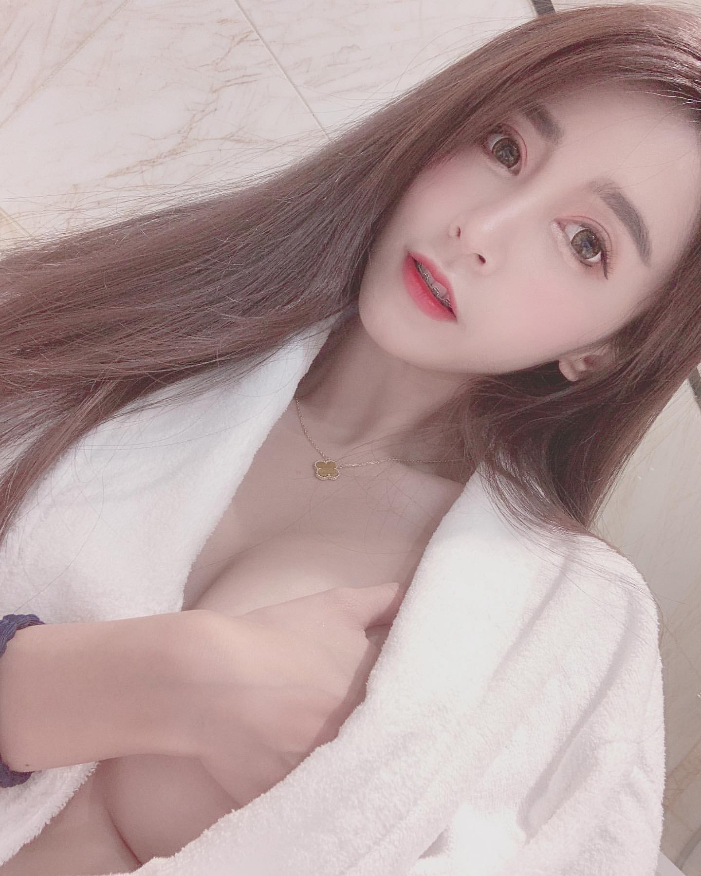 The white-coloured girl shocked the whole scene.-第1章-图片14