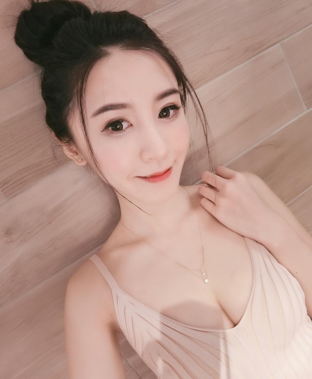 The white-coloured girl shocked the whole scene.-第1章-图片16
