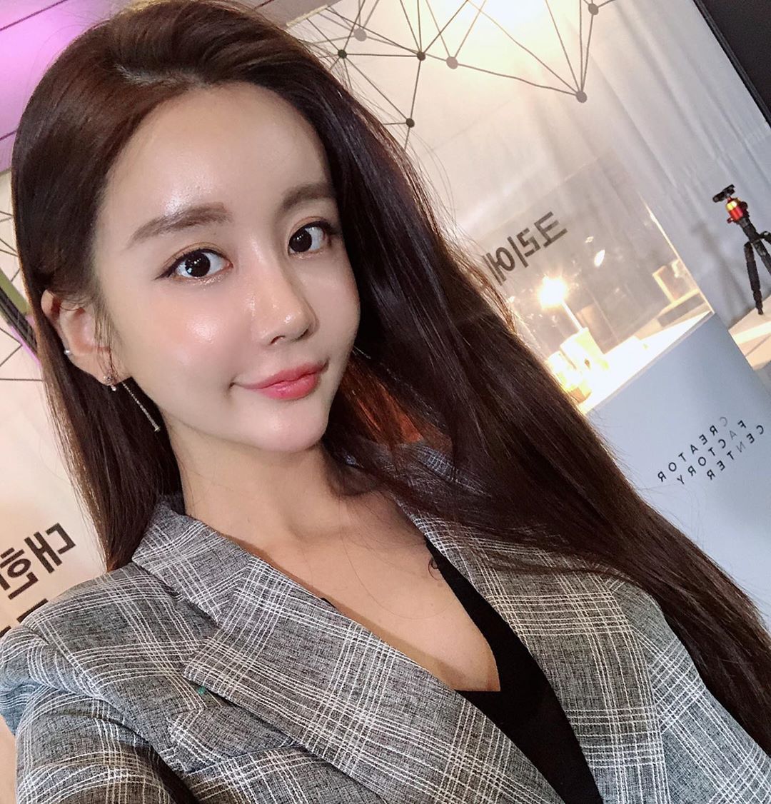 賽車女郎渾圓雙峰加上火辣蠻腰 殺傷力太強無法抵擋