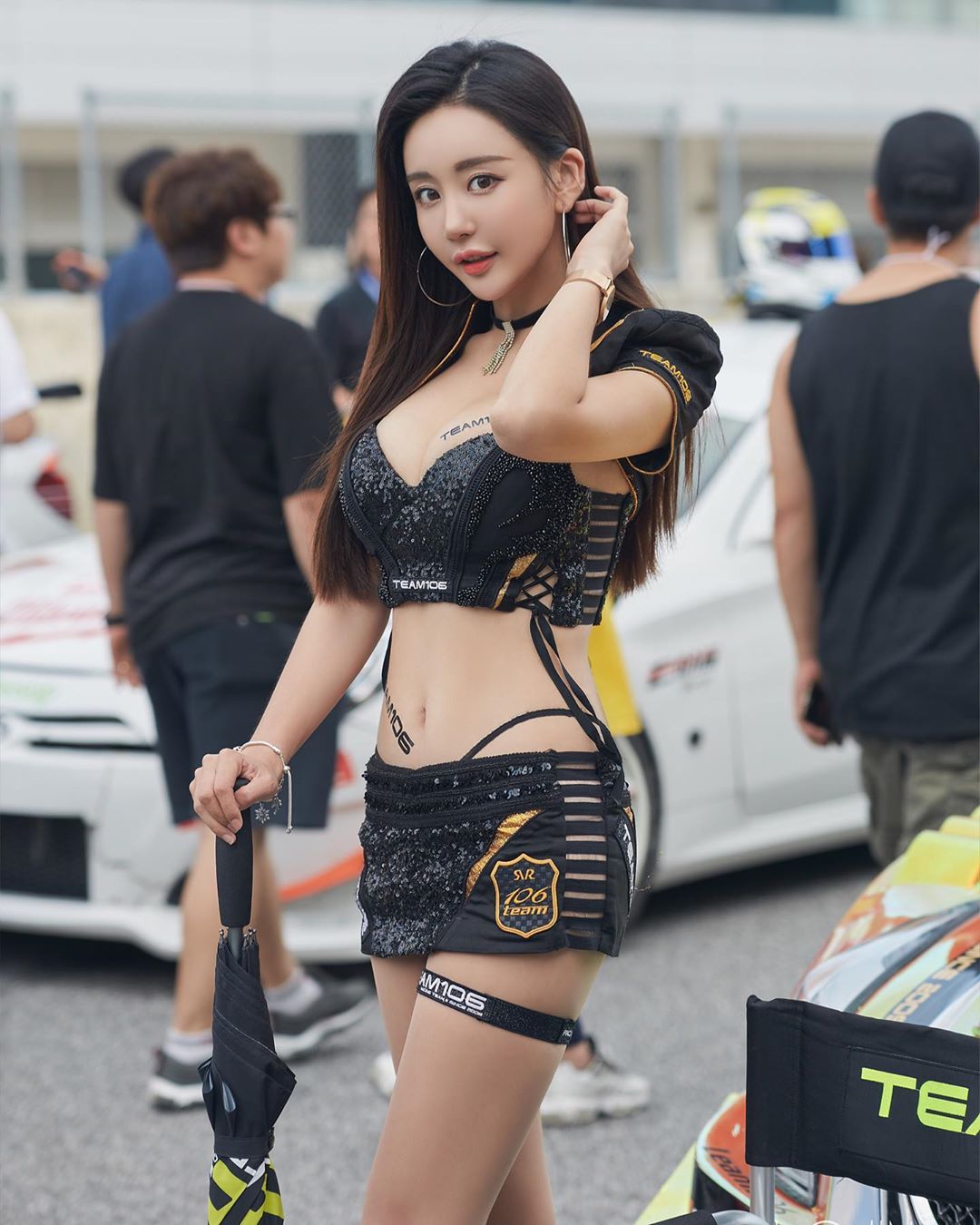 賽車女郎渾圓雙峰加上火辣蠻腰 殺傷力太強無法抵擋-第1章-图片13