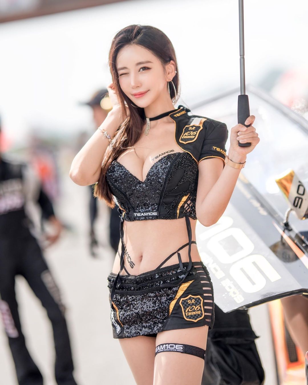 賽車女郎渾圓雙峰加上火辣蠻腰 殺傷力太強無法抵擋-第1章-图片17