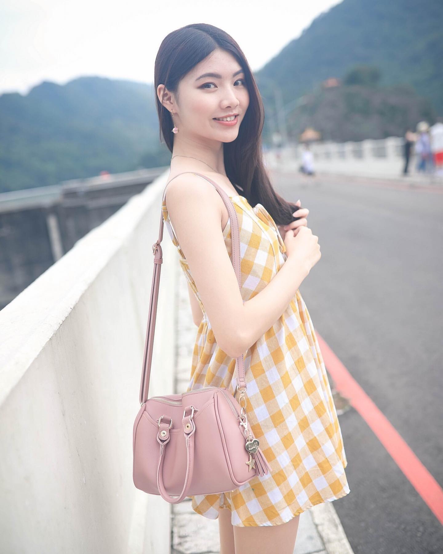直播主Yvonne白皙長腿誘惑讓人把持不住啊-第1章-图片1
