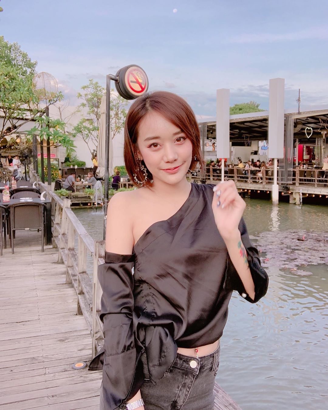 短髮巨奶妹 超勾人眼神看了就頭暈眼花-第1章-图片5