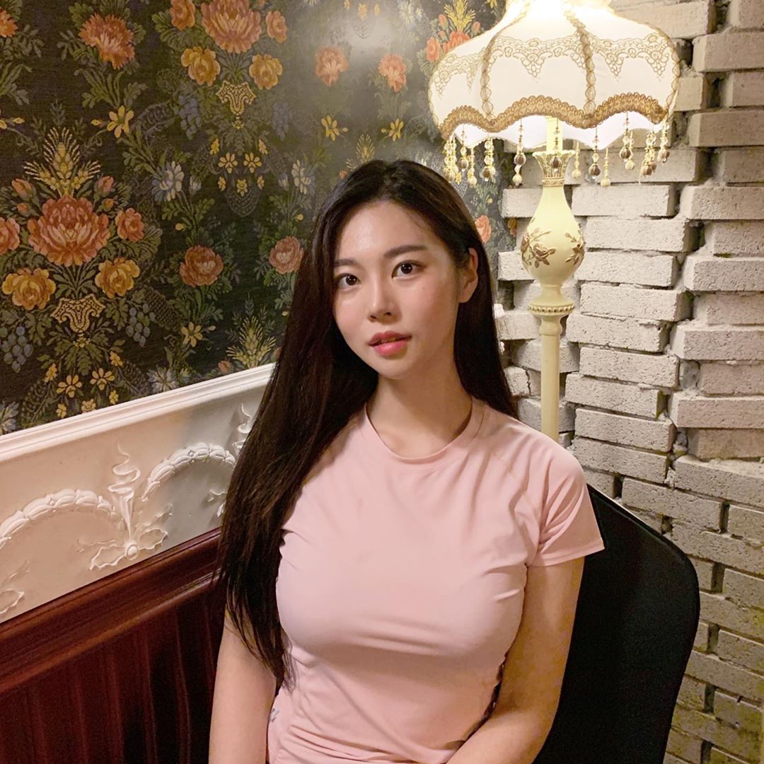 圓潤滑嫩極致美胸 過於顯眼再多露一點不介意-第1章-图片4