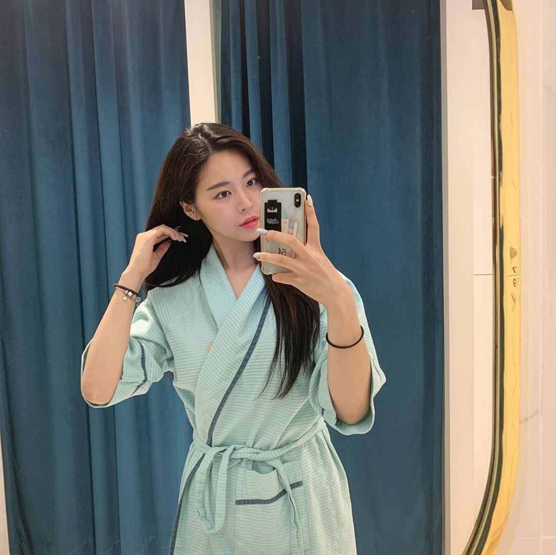 圓潤滑嫩極致美胸 過於顯眼再多露一點不介意-第1章-图片2