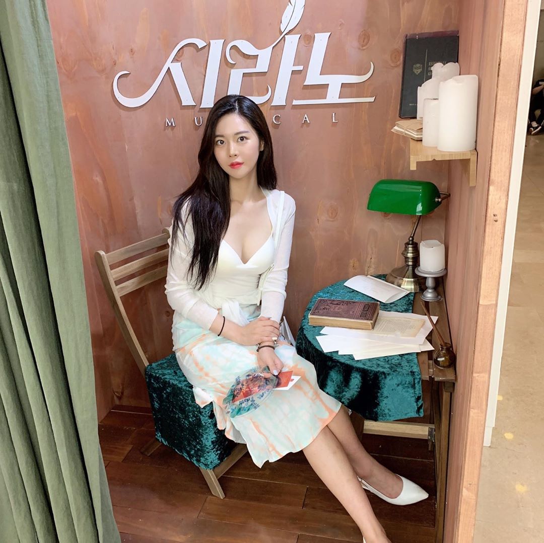 圓潤滑嫩極致美胸 過於顯眼再多露一點不介意-第1章-图片3