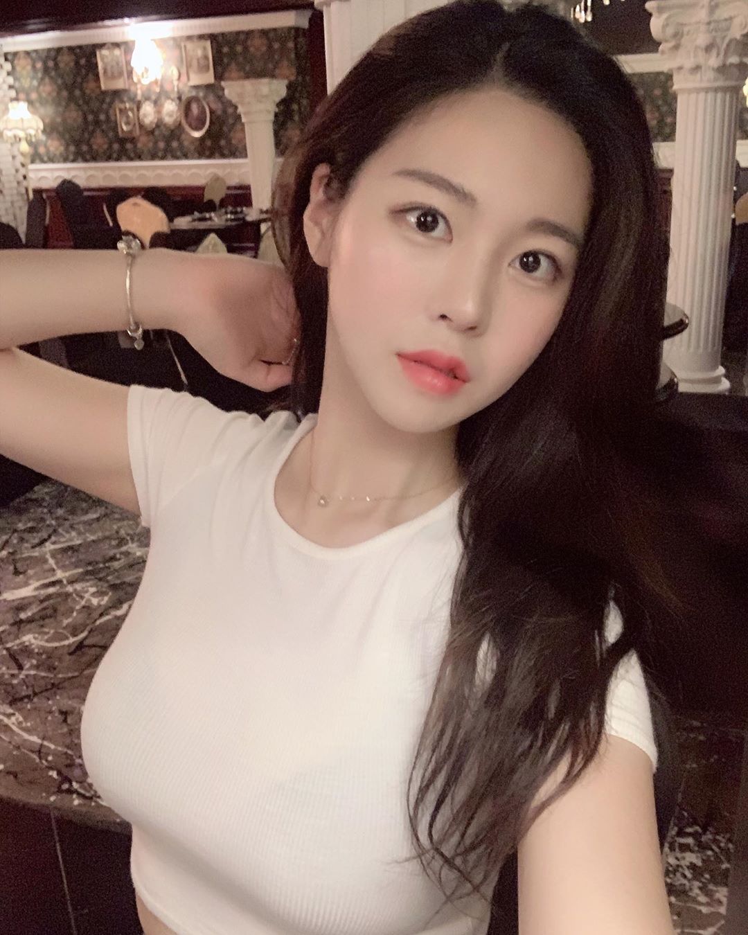 圓潤滑嫩極致美胸 過於顯眼再多露一點不介意-第1章-图片9