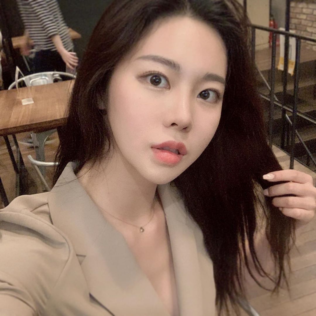 圓潤滑嫩極致美胸 過於顯眼再多露一點不介意-第1章-图片13