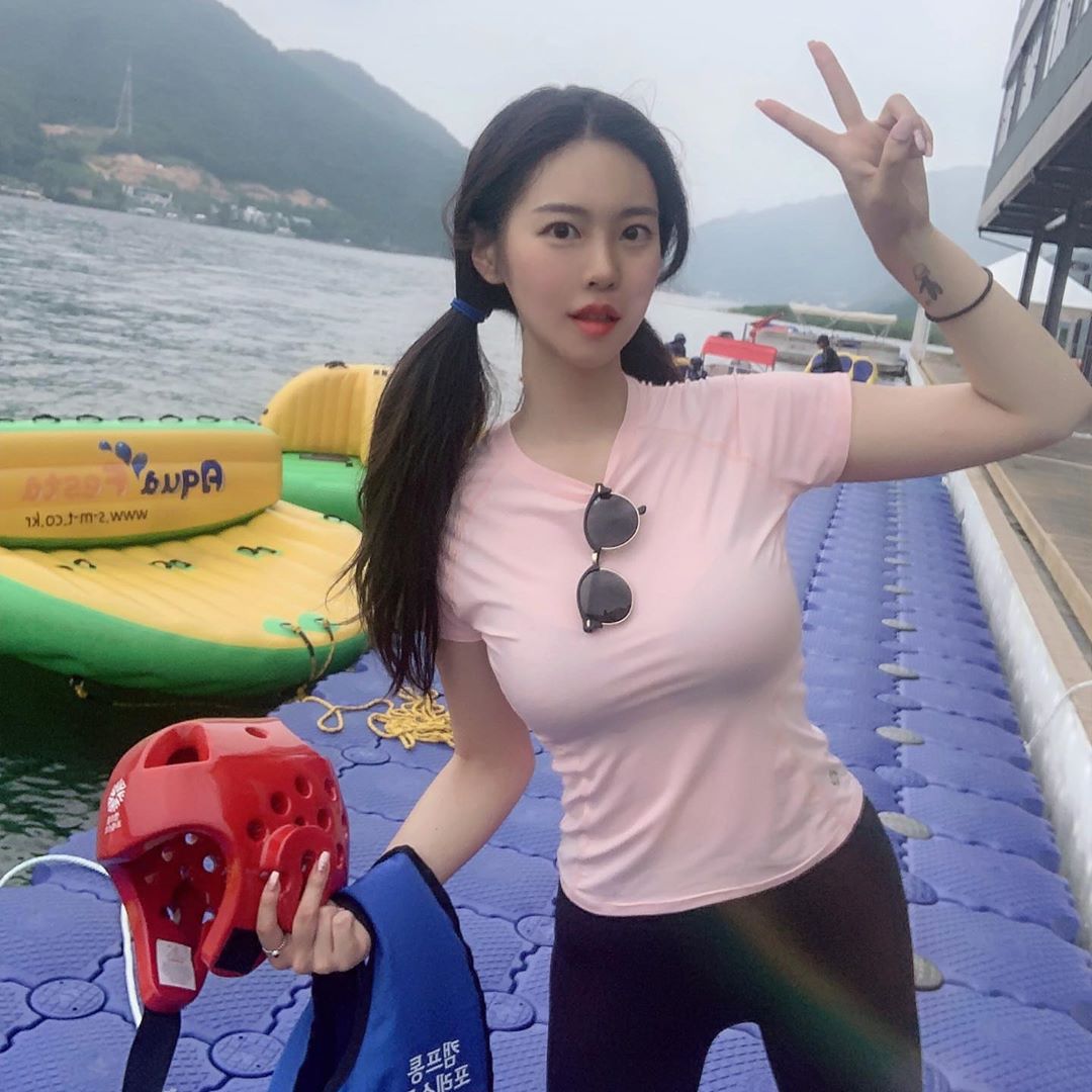 圓潤滑嫩極致美胸 過於顯眼再多露一點不介意-第1章-图片11