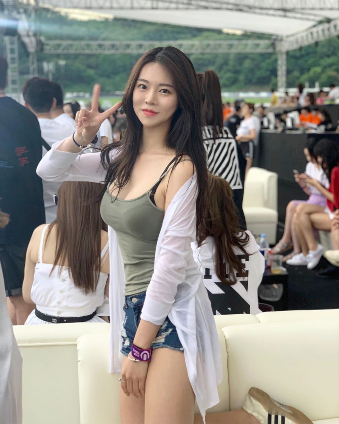 圓潤滑嫩極致美胸 過於顯眼再多露一點不介意-第1章-图片19